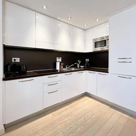 Seventh Apartment *