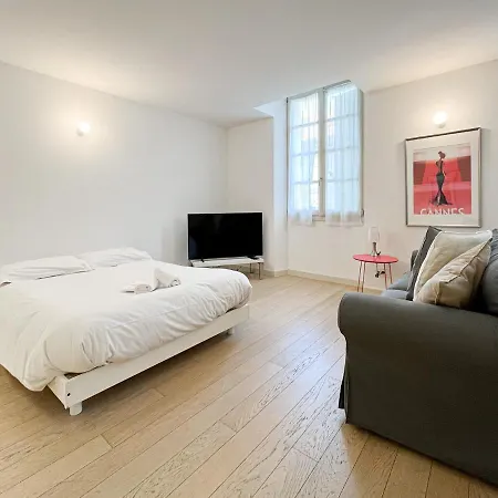 Seventh Apartment *