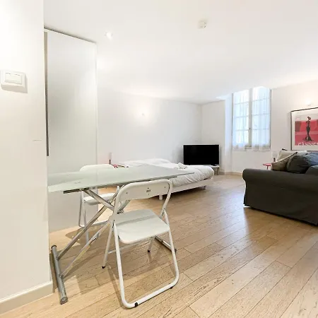 Seventh Apartment *