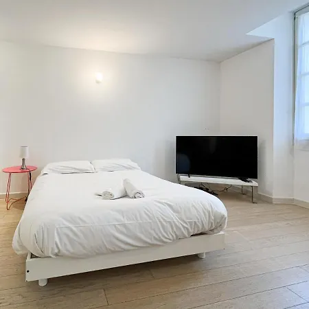 Seventh Apartment *