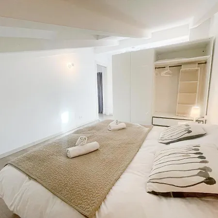 Seventh Apartment *