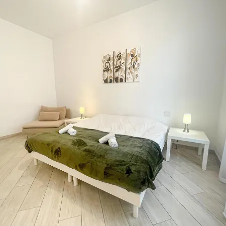 Seventh Apartment *